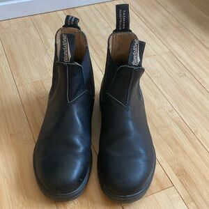 Gently used classic blundstones black size 7